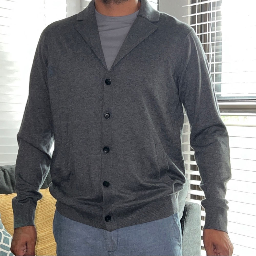 Perry Ellis Men’s Sweater size Large color gray button up long sleeves